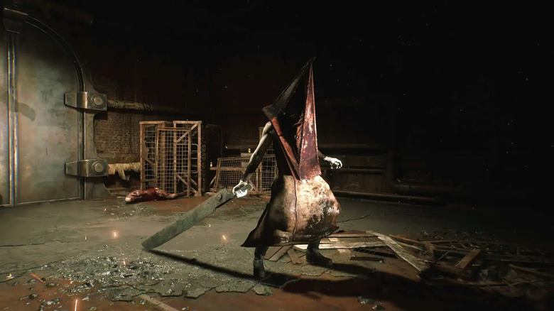 Pyramid Head stands holding a large blade in a courtyard in Silent Hill 2 (2024)