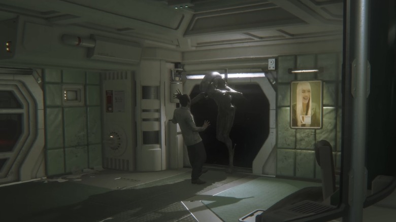 The Alien captures a victim in Alien: Isolation