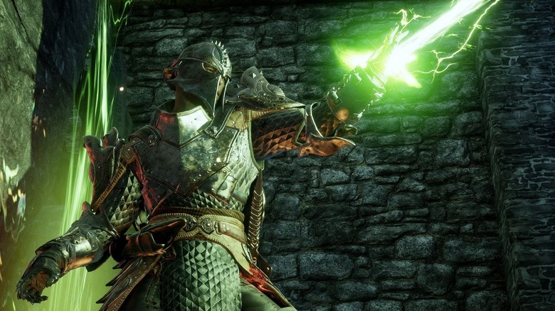 A warrior casts a vibrant green spell in Dragon Age: Inquisition