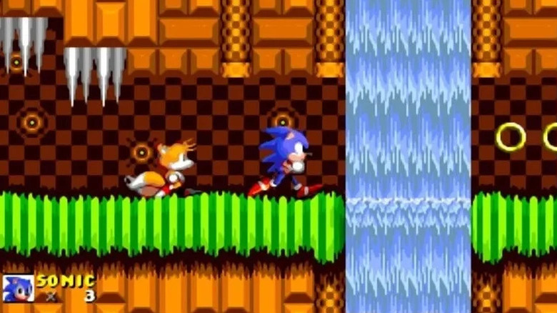 Sonic and Tails run through a tunnel in Sonic the Hedgehog 2