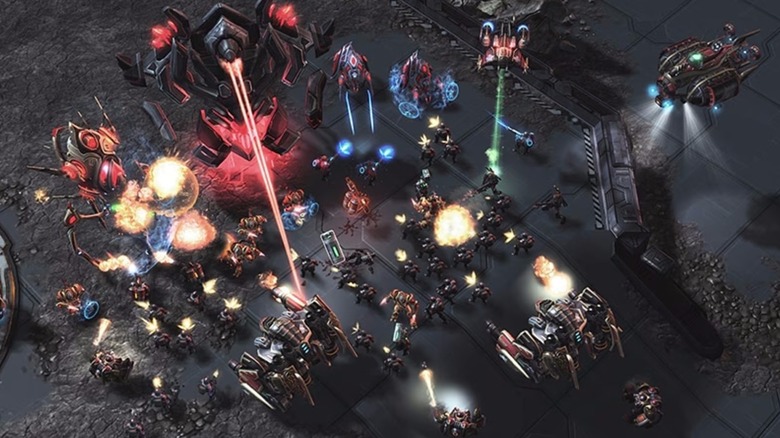 Terrans fighting Protoss in Starcraft 2