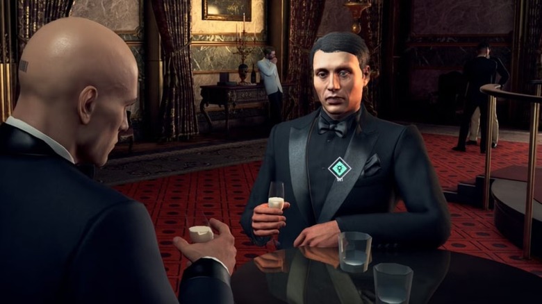 Agent 47 drinking with Le Chiffre at a dinner party in Hitman: World of Assassination