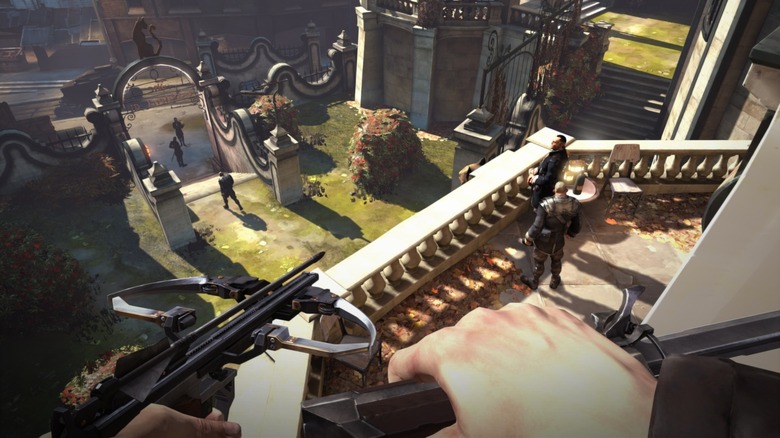 Corvo Attano aims a crossbow at enemies on a balcony in Dishonored