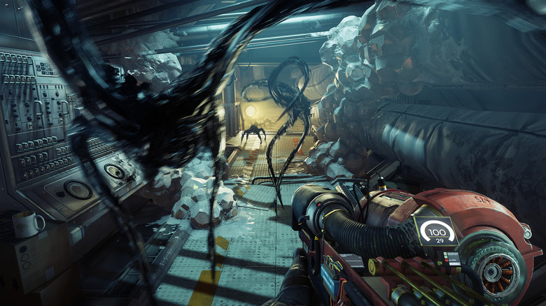 A Prey player looking at one of the black alien enemies in a tight hallway