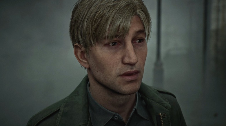 James Sunderland stands in a heavy fog in Silent Hill 2 (2024)