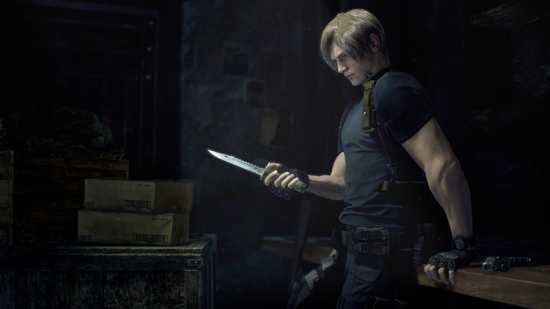 Leon S. Kennedy examines a knife in Resident Evil 4 (2023)