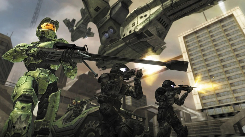 Master Chief leads a squad while holding a sniper rifle in Halo 2