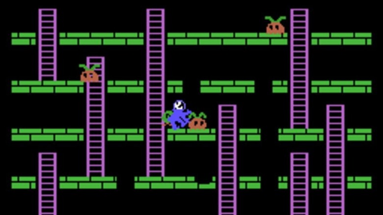 The player character approaches a plant-like alien with a shovel in Space Panic