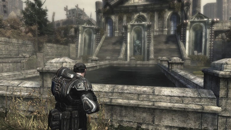 Marcus Fenix walks through a courtyard in Gears of War