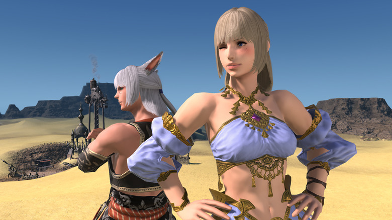 Two player characters stand in the middle of a desert in "Final Fantasy XIV" (2010)