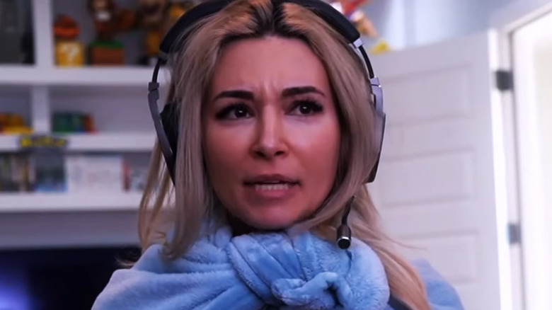 Alinity with blanket around her neck