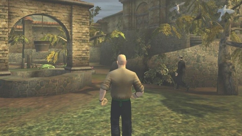 Agent 47 walks through a courtyard in Hitman 2: Silent Assassin