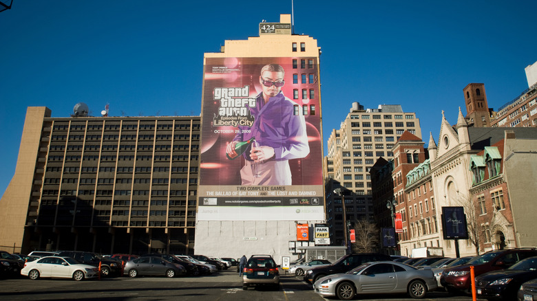 A building displaying a massive banner for Grand Theft Auto: Episodes from Liberty City