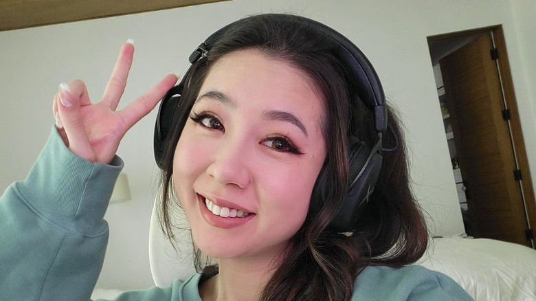 Fuslie headphones peace sign