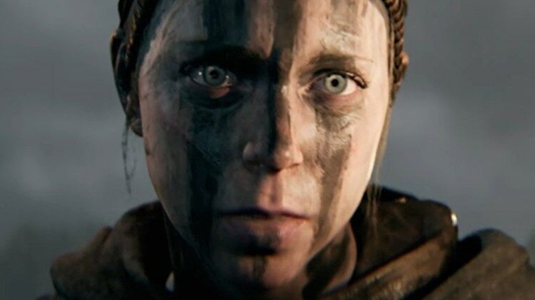 Senua covered in paint and dirt