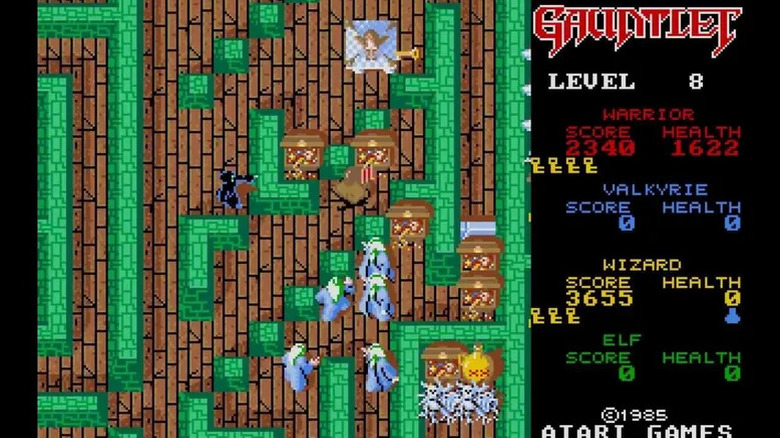 Wizards converge on the player character as he fights through a labyrinth in Gauntlet (1985)
