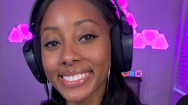 storymodebae smiling with headphones