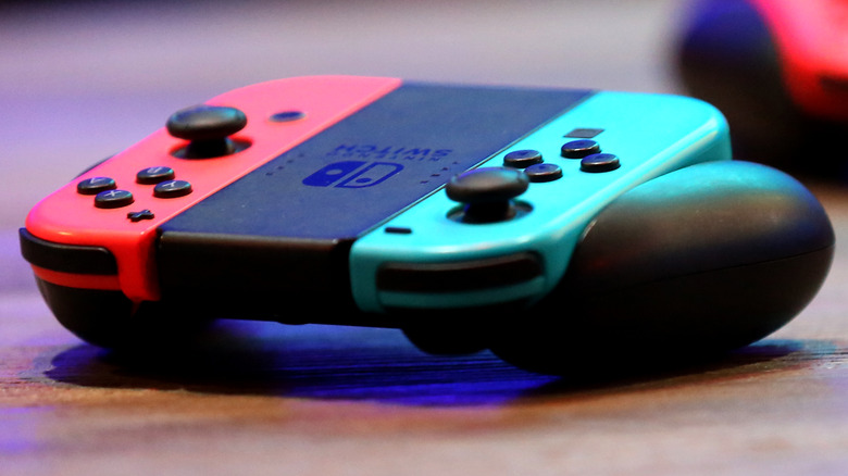 Nintendo Switch joy-cons linked in comfort grip