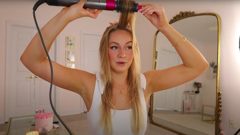 Maddy Spidell curls hair