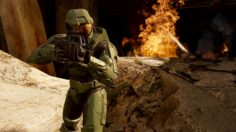 Master Chief pointing a gun