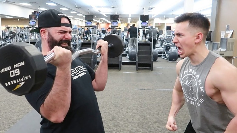 Trainer yelling at Keemstar while he lifts weights