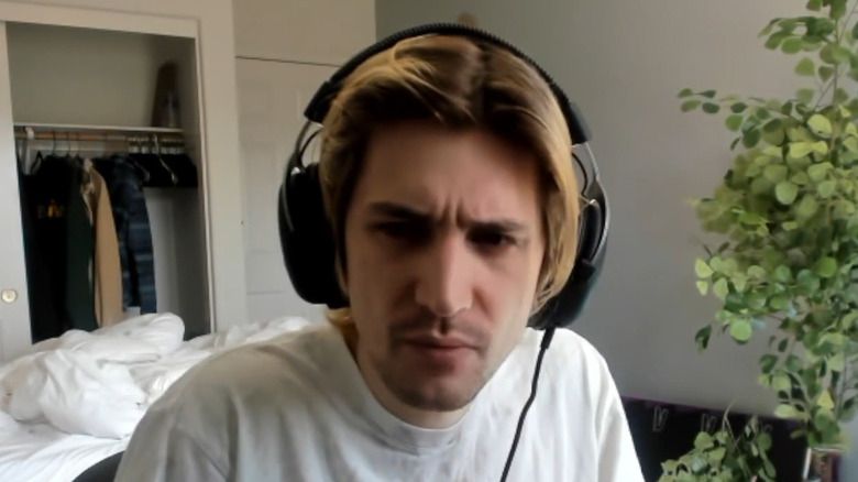 xQc squinting