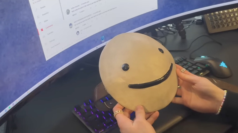 Dream holding his mask