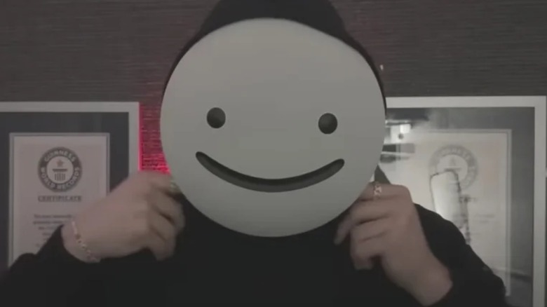 YouTuber Dream wearing mask