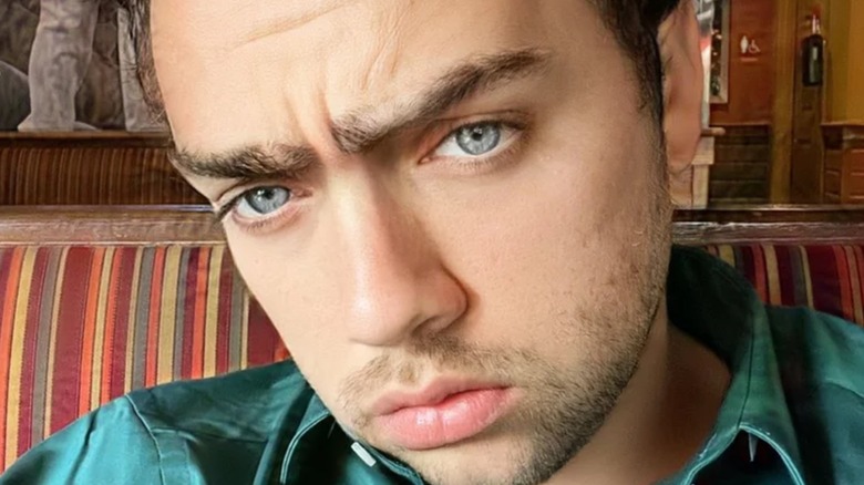 Mizkif taking a selfie