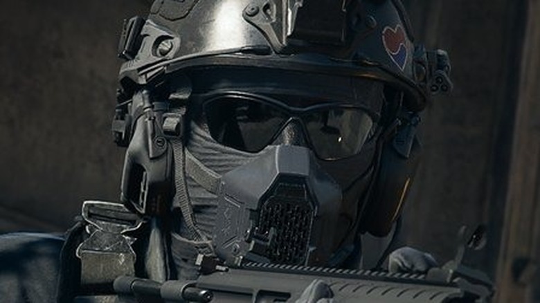 Call of Duty: Warzone 2.0 operator aiming