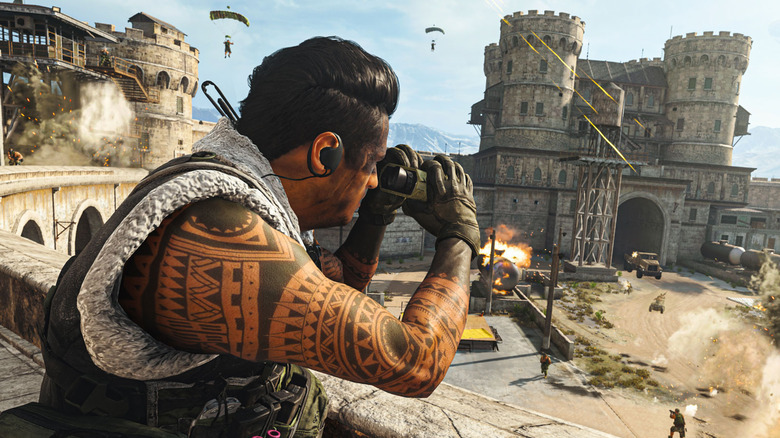 Looking through binoculars in Warzone
