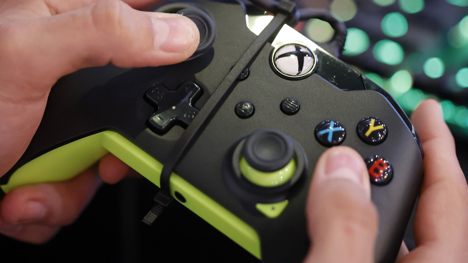 Xbox Leak Reveals Potential One-Hand Controller, Mobile Controller