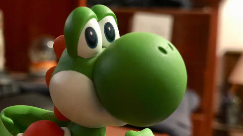 Yoshi amiibo desk