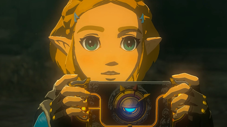 Zelda holding Zonai camera device